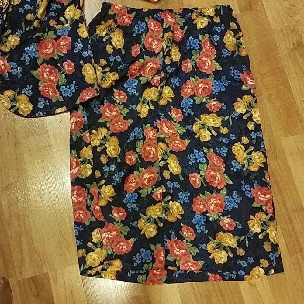 Leslie Faye 1980's Vintage Floral 2 Piece Skirt/ Top Set 8 - Picture 4 of 9